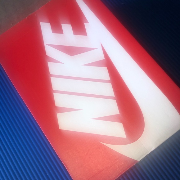 Very cool Nike Sneakers Size 9 Black & White🏀💪🏻These are very stylish & comfy - Picture 2 of 6